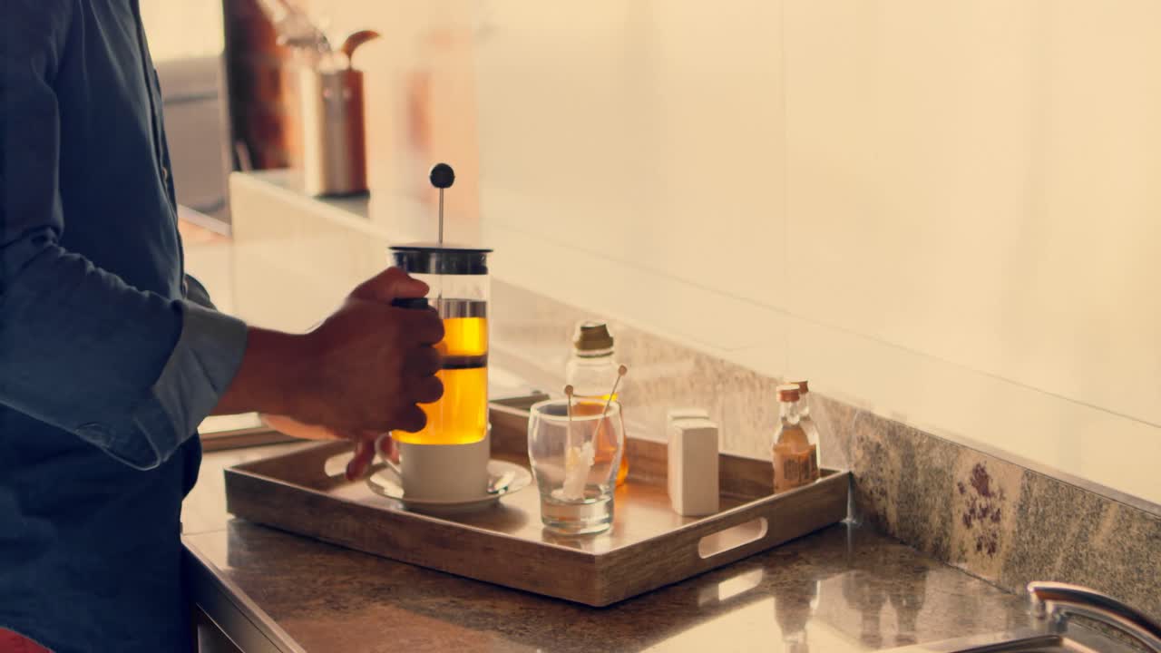 hombre mayor preparando café en la cocina 4k