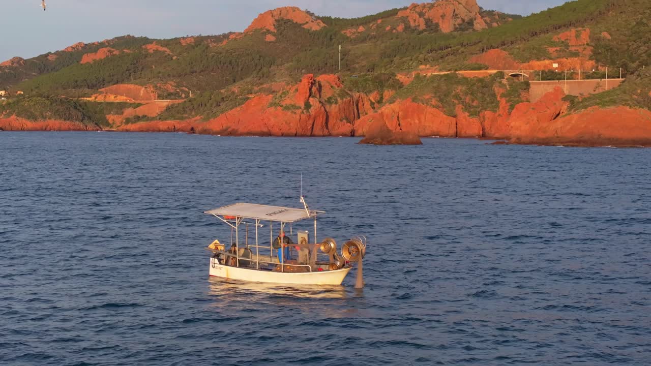Luftfoto af tidlig morgenfangst med båd på roligt hav, Den Franske Riviera