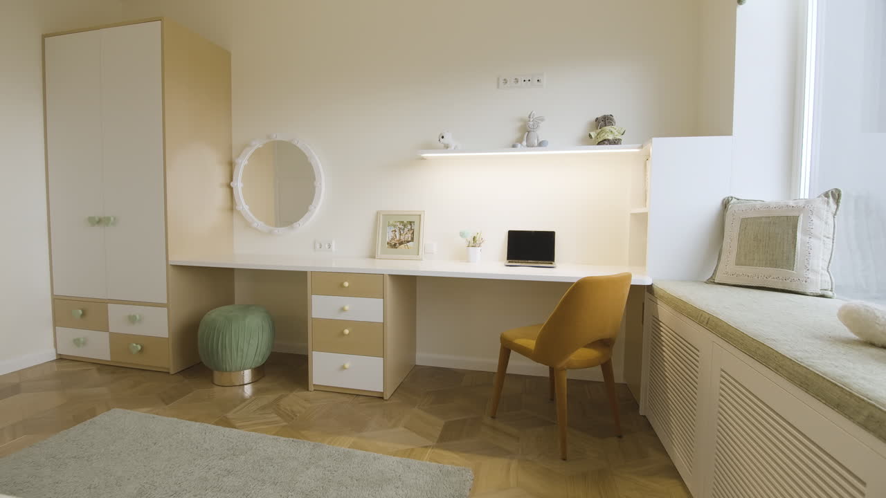 área de estudio acogedora para niños con asiento en la ventana