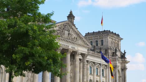 Reichstagsgebäude-In-Berlin-Mit-Historischen-Worten-An-Das-Deutsche-Volk