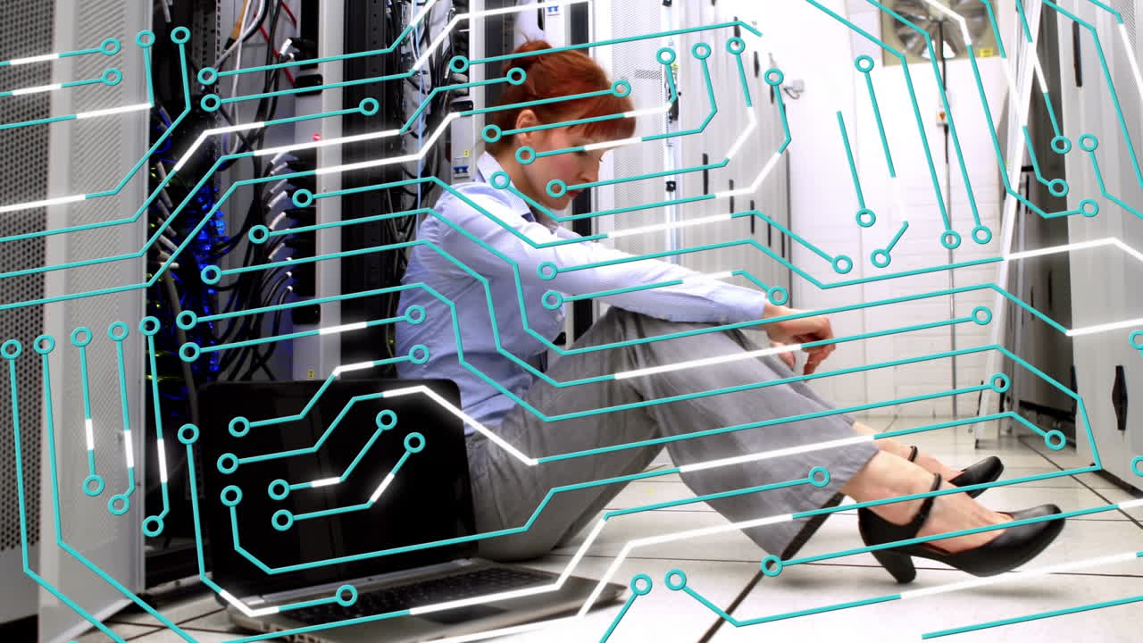 컴퓨터 서버 방에서 백인 사업가에 대한 메인보드 처리 데이터의 애니메이션