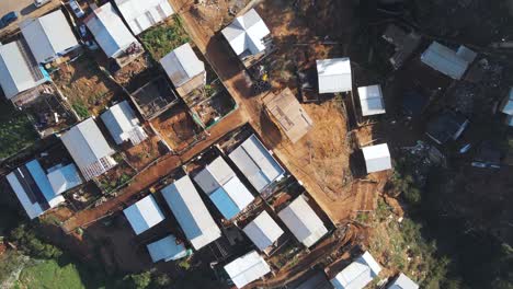 Toma-De-Arriba-Hacia-Abajo-Con-Un-Dron-Sobrevolando-Un-Barrio-Menos-Rico-De-Valparaíso,-Chile