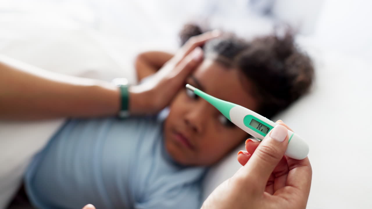 enfermo, termómetro y madre con hijo en el dormitorio