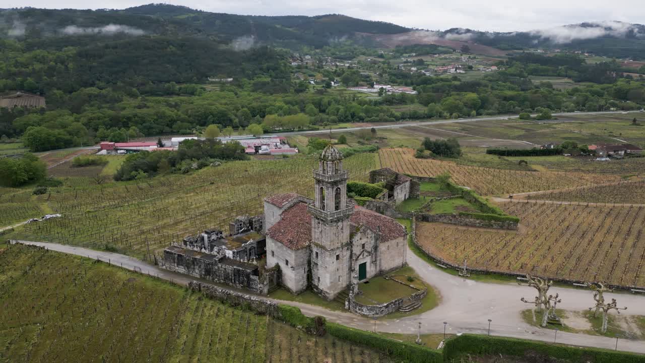 iglesia de santa maría de beade en medio de viñedos en beade, españa