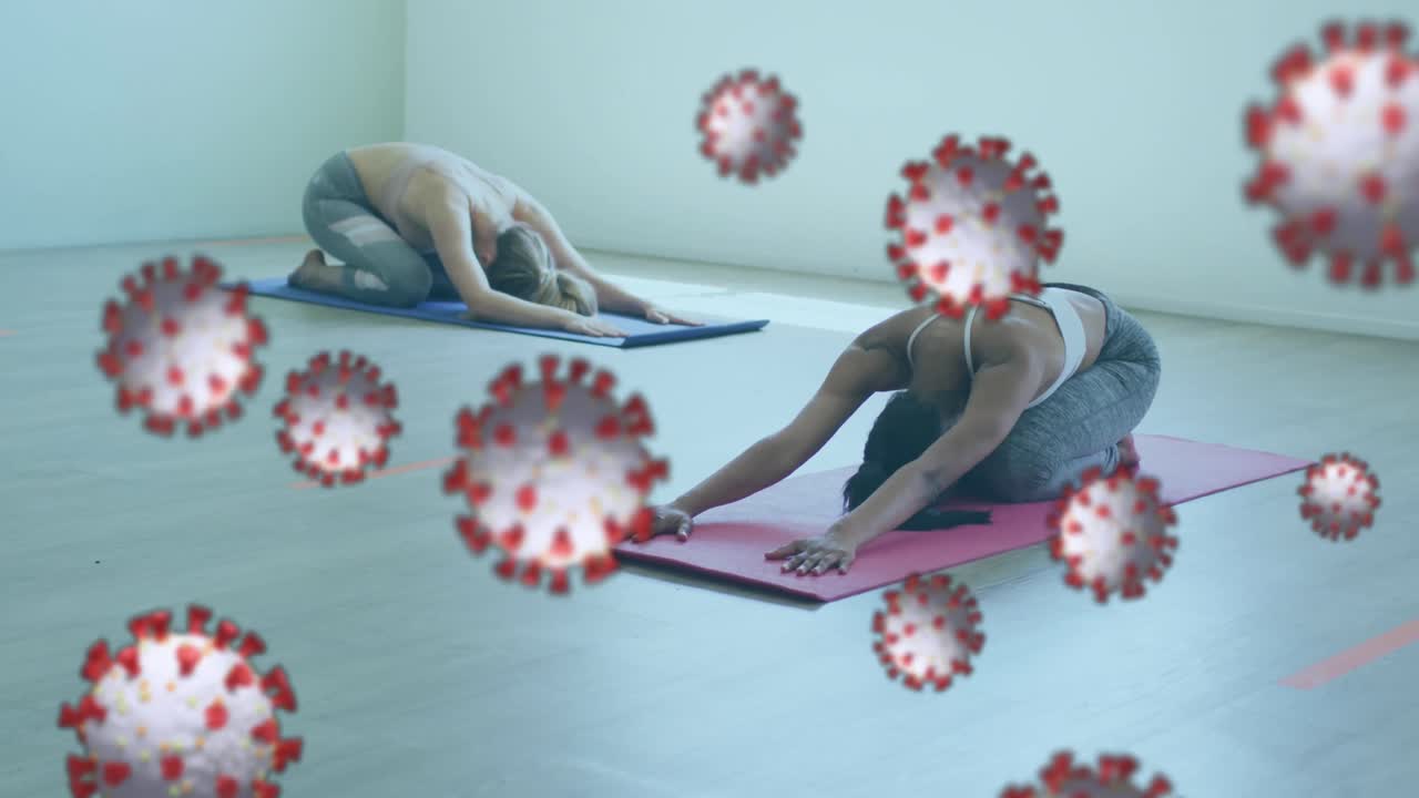 코로나19 세포가 다양한 그룹 위에 떠다니고 마스크를 쓰고 운동하는 애니메이션