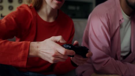 pareja jugando a videojuegos