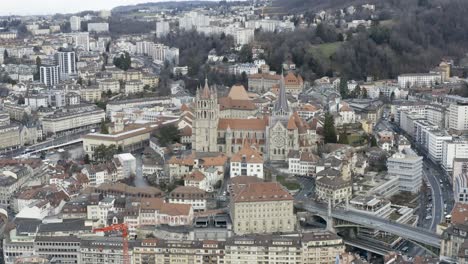 Antena-De-Drones-De-La-Ciudad-Suiza-Y-La-Catedral-De-Lausana