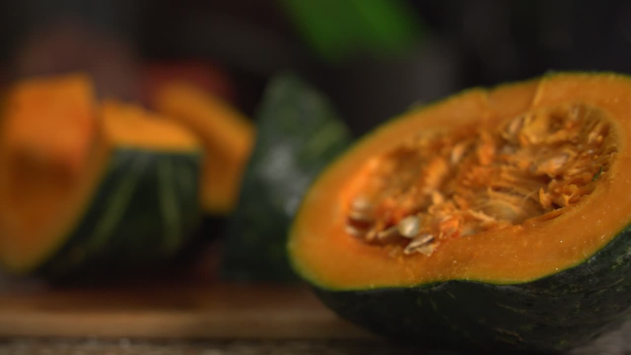 cortar calabaza preparando sopa de guindo de guindo jamaicano después de ser recogida de un árbol saludable cultivo de proteínas verdes frescas cosechadas