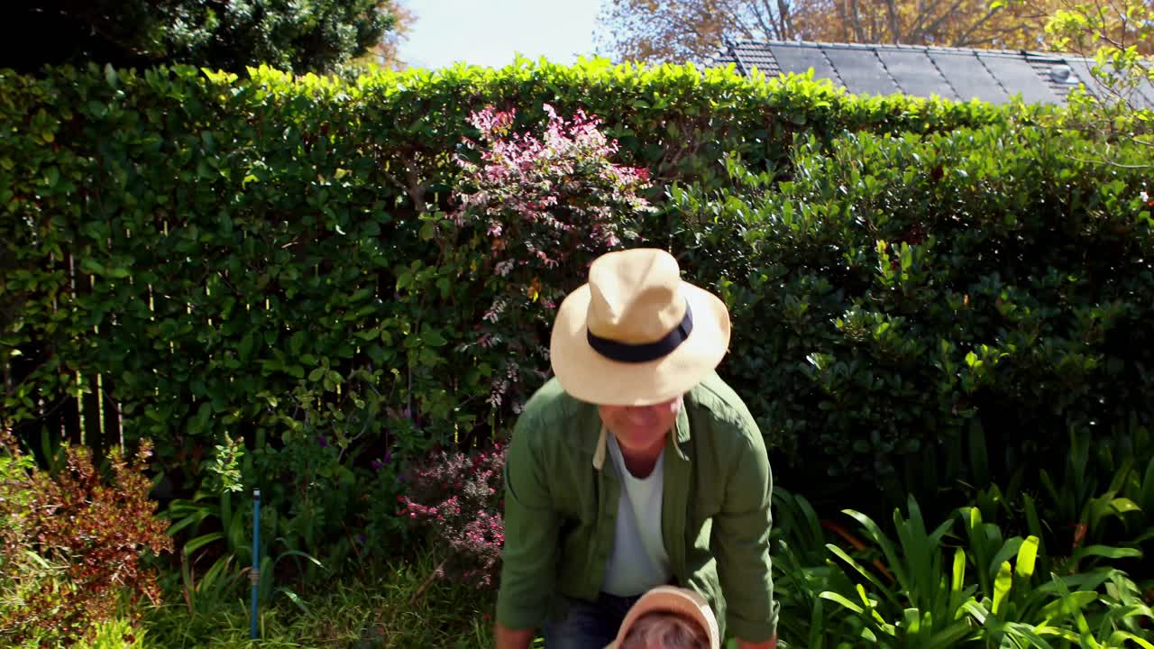 노인 남자가 여자에게 4k  ⁇ 바로를 타고 다니고 있습니다.