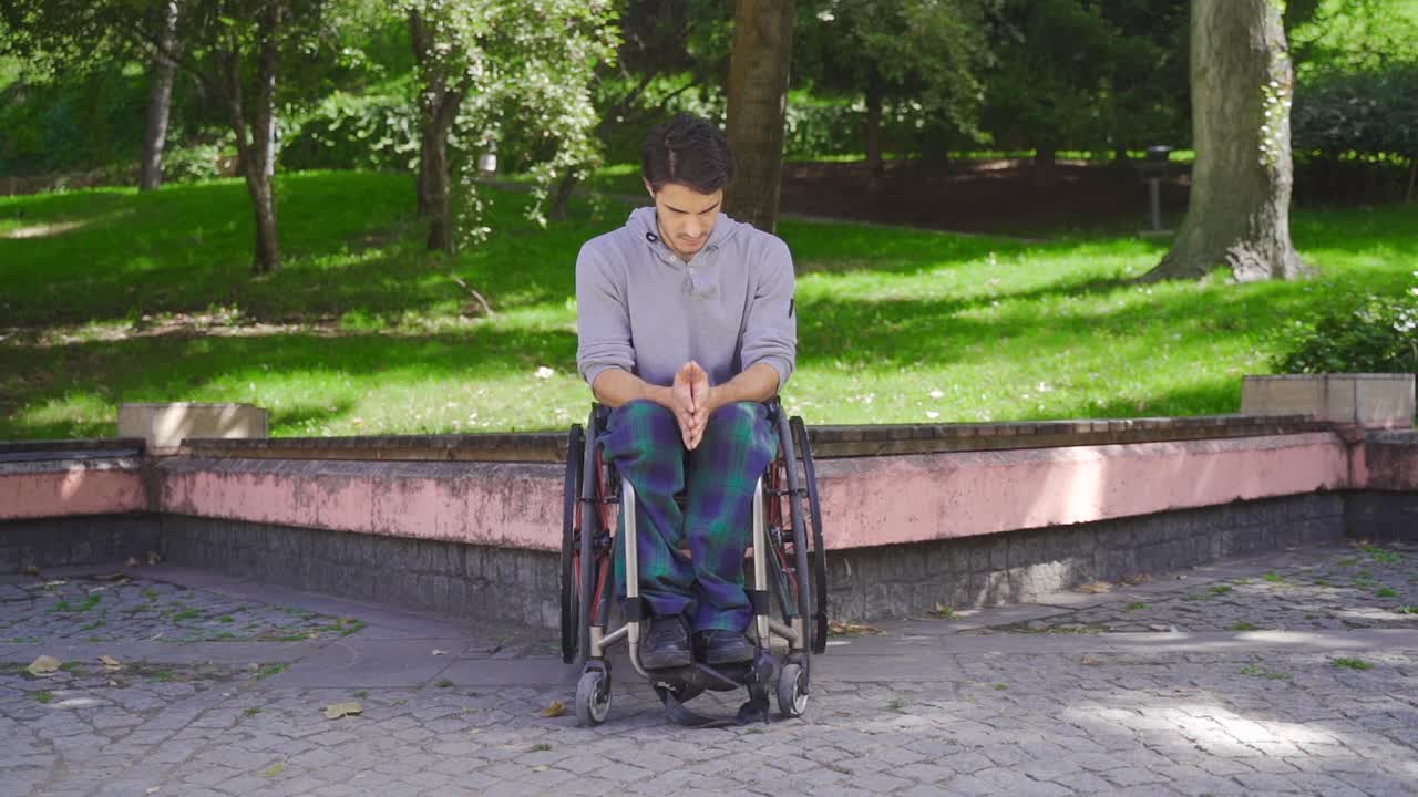 un joven discapacitado deprimido y enojado en cámara lenta.