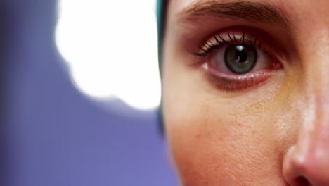 primer plano de los ojos de una cirujana en la sala de operaciones