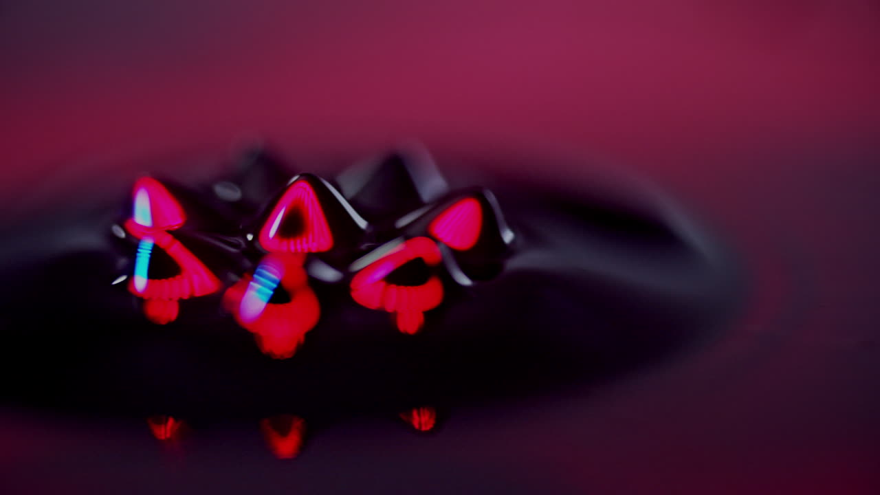 жидкость, образующая шипы в темной абстрактной атмосфере