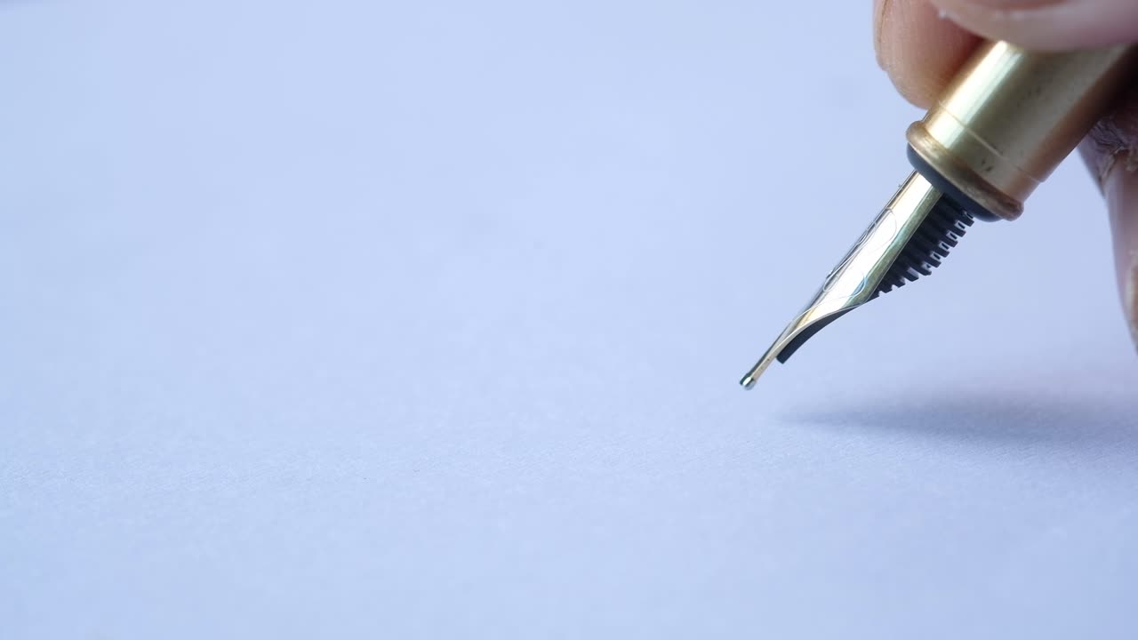 종이 위 에 글 을 쓰는 펜