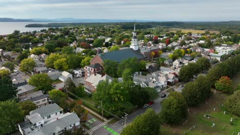 New-England-Antenne-Mit-Lerche-Und-Herbstlaub