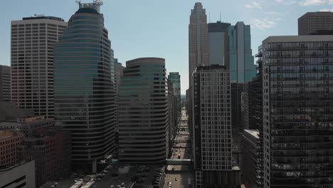 Imágenes-Aéreas,-Centro-De-Minneapolis-En-Una-Tarde-Soleada,-Cámara-Acercándose-A-Los-Edificios