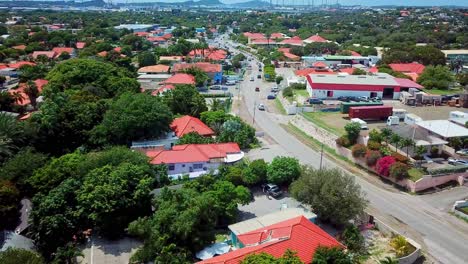 Vista-Aérea-Inclinada-Hacia-Arriba-Del-Barrio-Residencial-De-Mahaai-Buurt,-Willemstad,-Curacao,-Isla-Caribeña-Holandesa