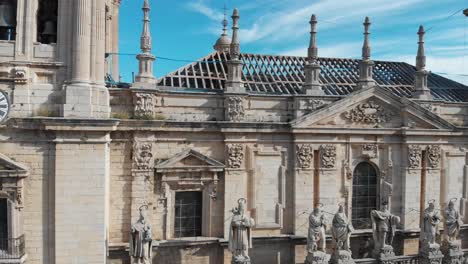 Schöne-Aufnahmen-Von-Jaen---Spanien-Konzentrieren-Sich-Auf-Die-Kathedrale-Von-Jaen-Auf-Dem-Platz-Santa-Maria