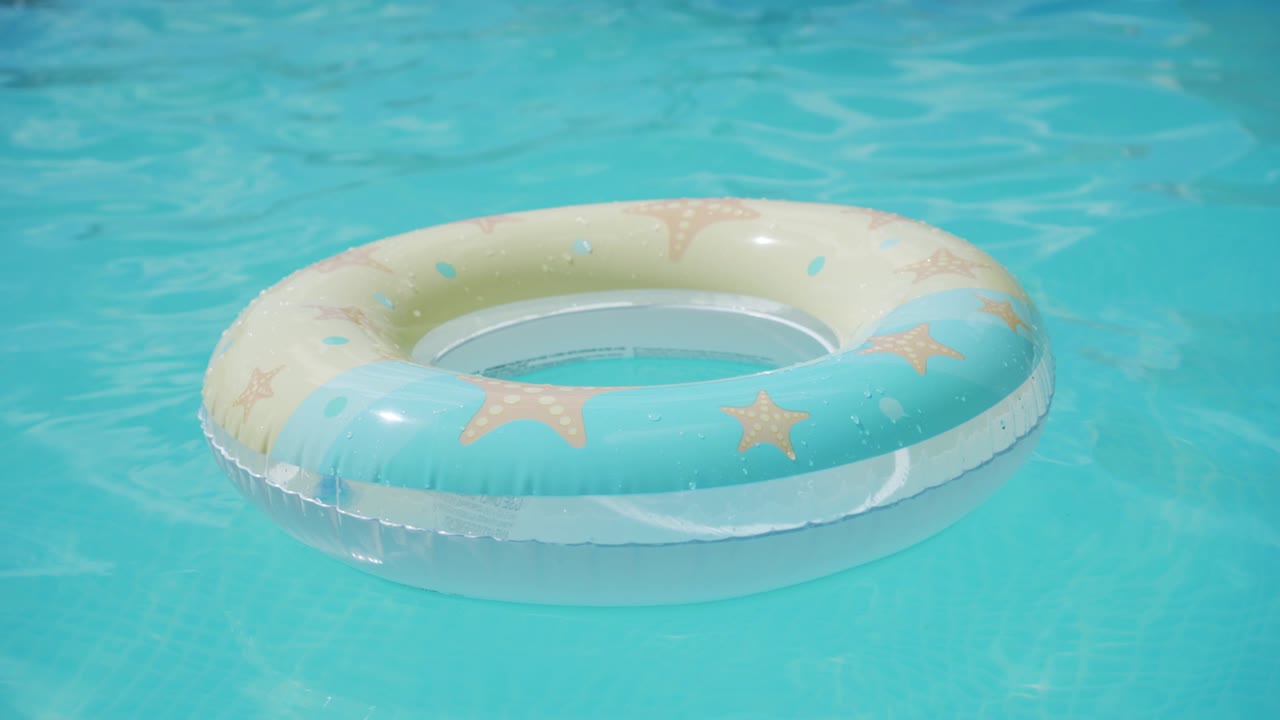 el círculo inflable flota en la superficie de agua transparente azul. fondo para el concepto de recreación de verano en el agua. piscina vacía.