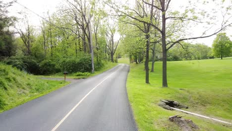 Drohne-Schoss-Eine-Offene-Straße-Im-Ländlichen-Pennsylvania-Hinunter