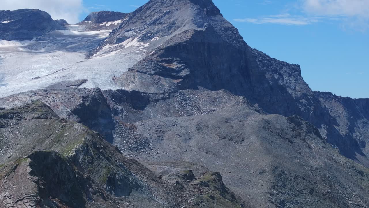majestuosa montaña y cumbre de valmalenco en la valtellina del norte de italia