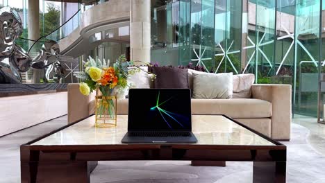 ноутбук macbook, отображающий скринсейвер в роскошном высококлассном доме