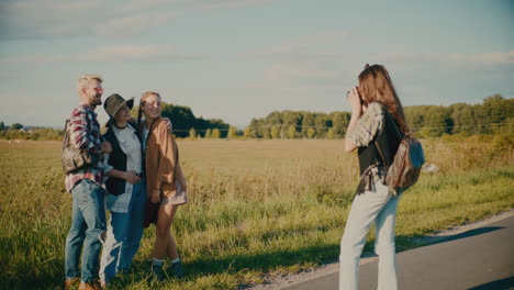 Frau-Klickt-Auf-Foto-Von-Freunden,-Die-Auf-Der-Wiese-Stehen