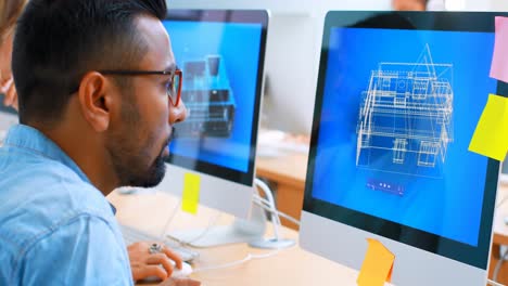 ejecutivo que utiliza una computadora de escritorio en el escritorio 4k