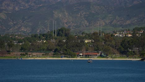 Un-Pontón-En-El-Lago-Mission-Viejo-En-El-Sur-De-California