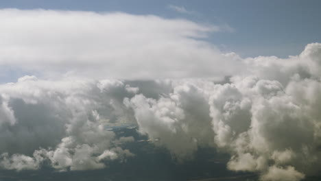 Grandes-Nubes-Blancas-Esponjosas-Bajo-Un-Cielo-Azul-Soleado