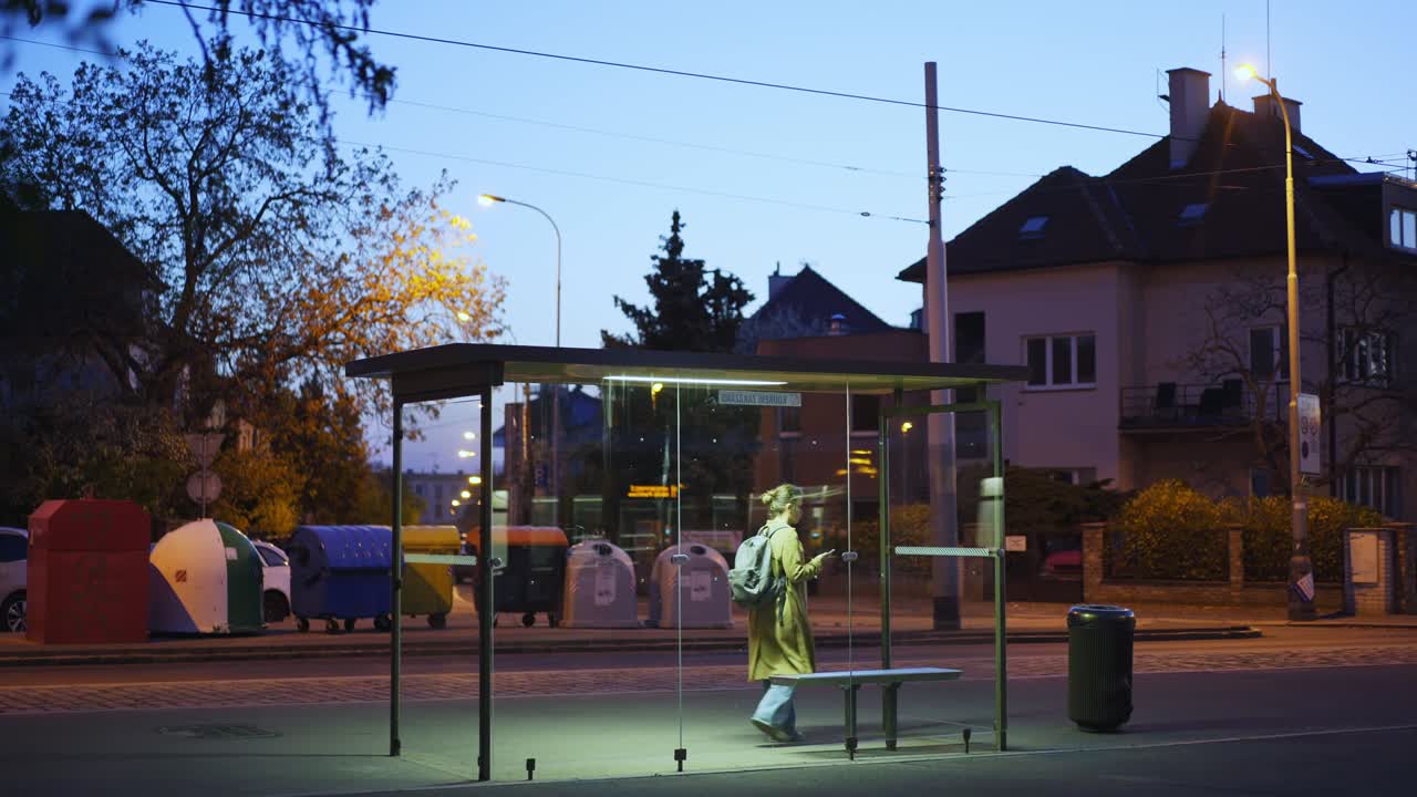 밤에 버스 정류장에서 기다리는 소녀