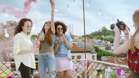 amigos celebrando en un techo con