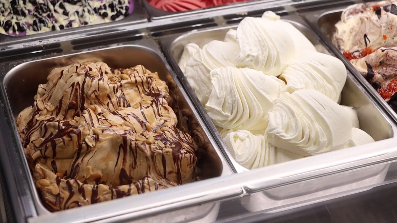 Gusti assortiti di gelato artigianale in vetrina
