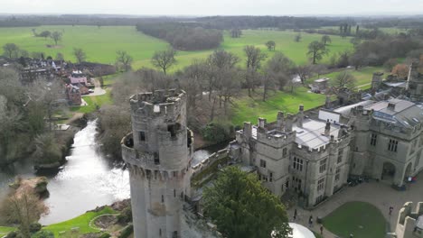 Warwick-Castle-Turm-Und-Stadtmauer-Warwickshire-UK-Drohne,-Luftaufnahme