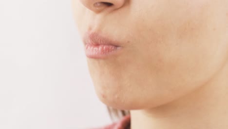 mujer comiendo chocolate en primer plano. comiendo chocolate.