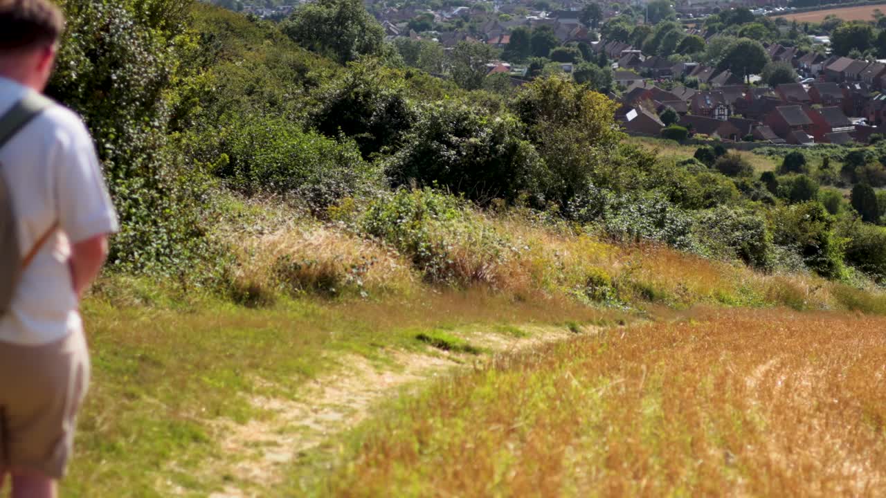 잔디에서 기게 고 있는 사람