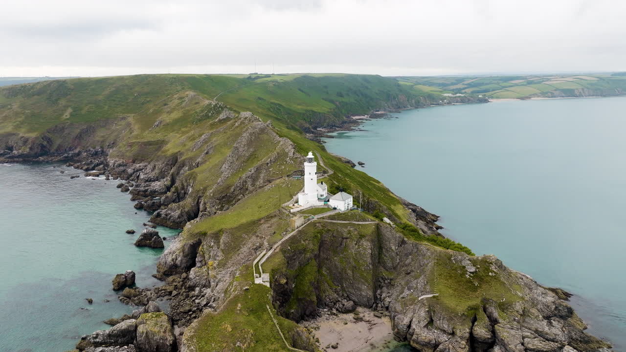 воздушный вид маяка на скалистой береговой линии