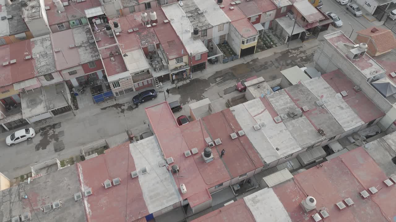 vuelo de drones sobre una zona de viviendas pobres en el estado de méxico