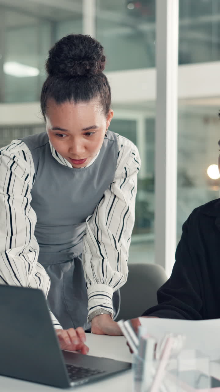 Colleghi che collaborano su un portatile in un ufficio moderno