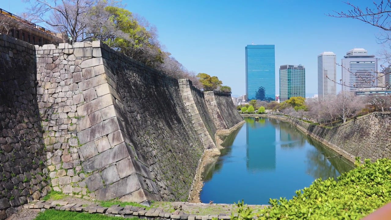 Osaka Hendekli Kale Surları, Japonya'da şehir arka planıyla devasa taş duvarlar