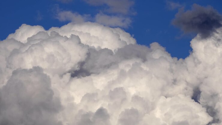 Nahaufnahme von weißen Wolken, die in aufsteigender Luft wachsen.
