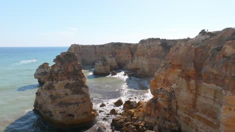 El-Dron-Empuja-Los-Acantilados-Rocosos-Del-Lado-Del-Océano-Para-Revelar-Las-Hermosas-Playas-De-Praia-Da-Marinha-Algarve-Portugal