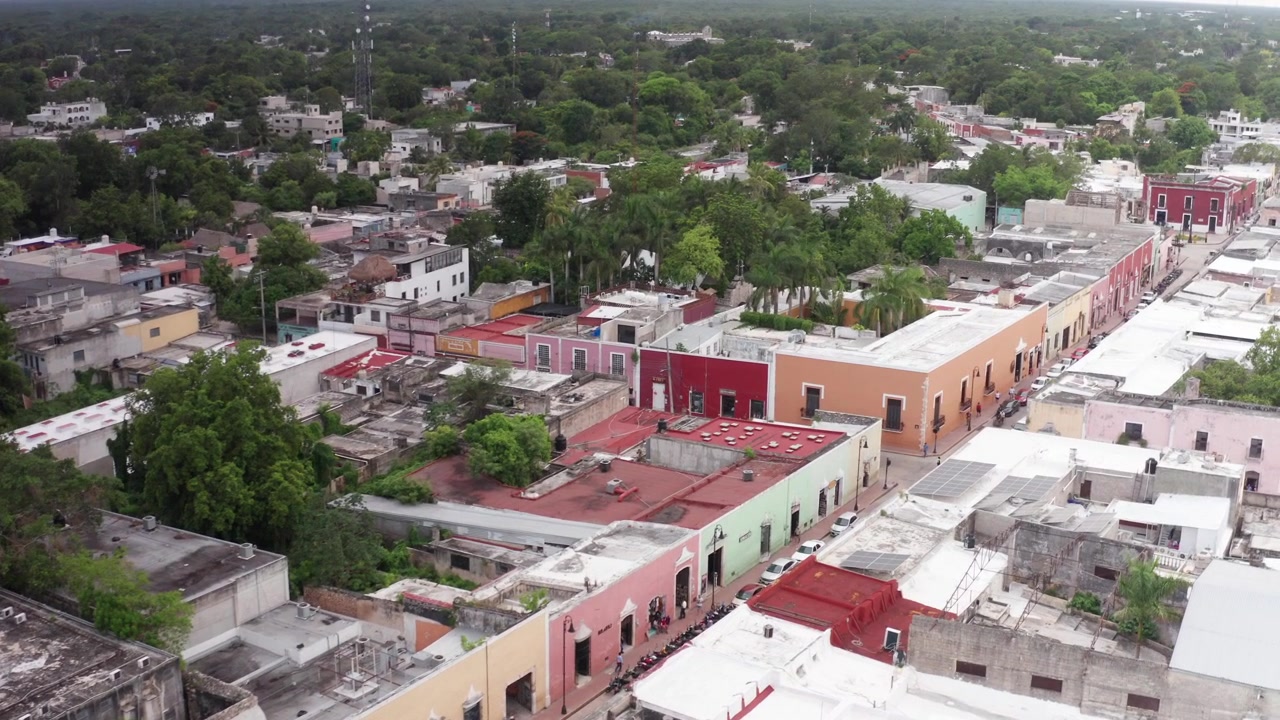 Dolly aereo che sorvola le strade colorate di Valladolid nello stato dello Yucatán, Messico. 4K.