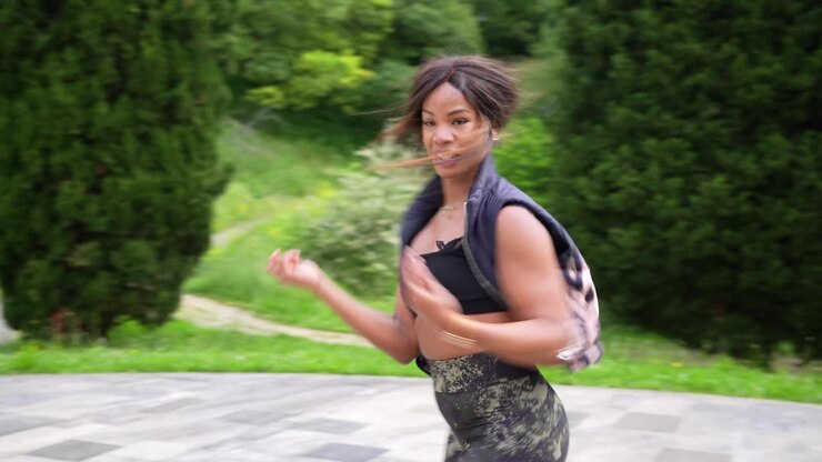 Donna che esercita nel parco