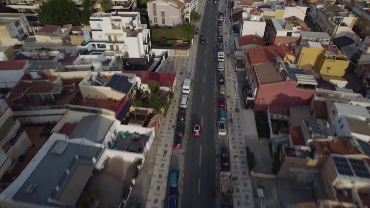 Veduta aerea su una zona residenziale in una giornata soleggiata a Pedregalejo, un incantevole quartiere costiero situato nella parte orientale di Malaga, Spagna