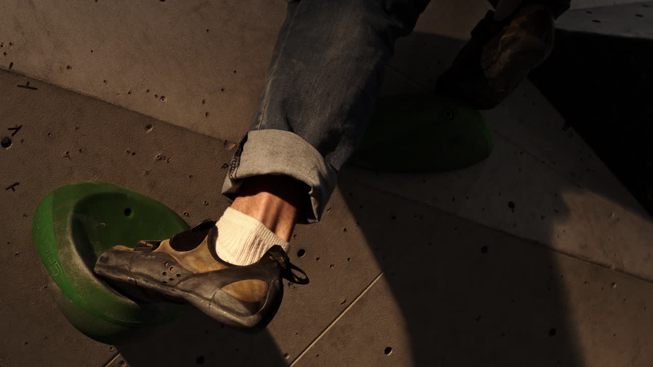 persona escalando roca en una pared de escalada