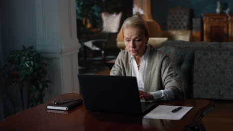 Thoughtful-business-woman-working-computer-in-vintage-cabinet