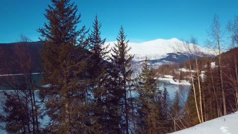 Vídeo-De-4.000-Drones-De-Montañas-Cubiertas-De-Nieve-Junto-A-Un-Lago-En-Alaska-Durante-El-Invierno