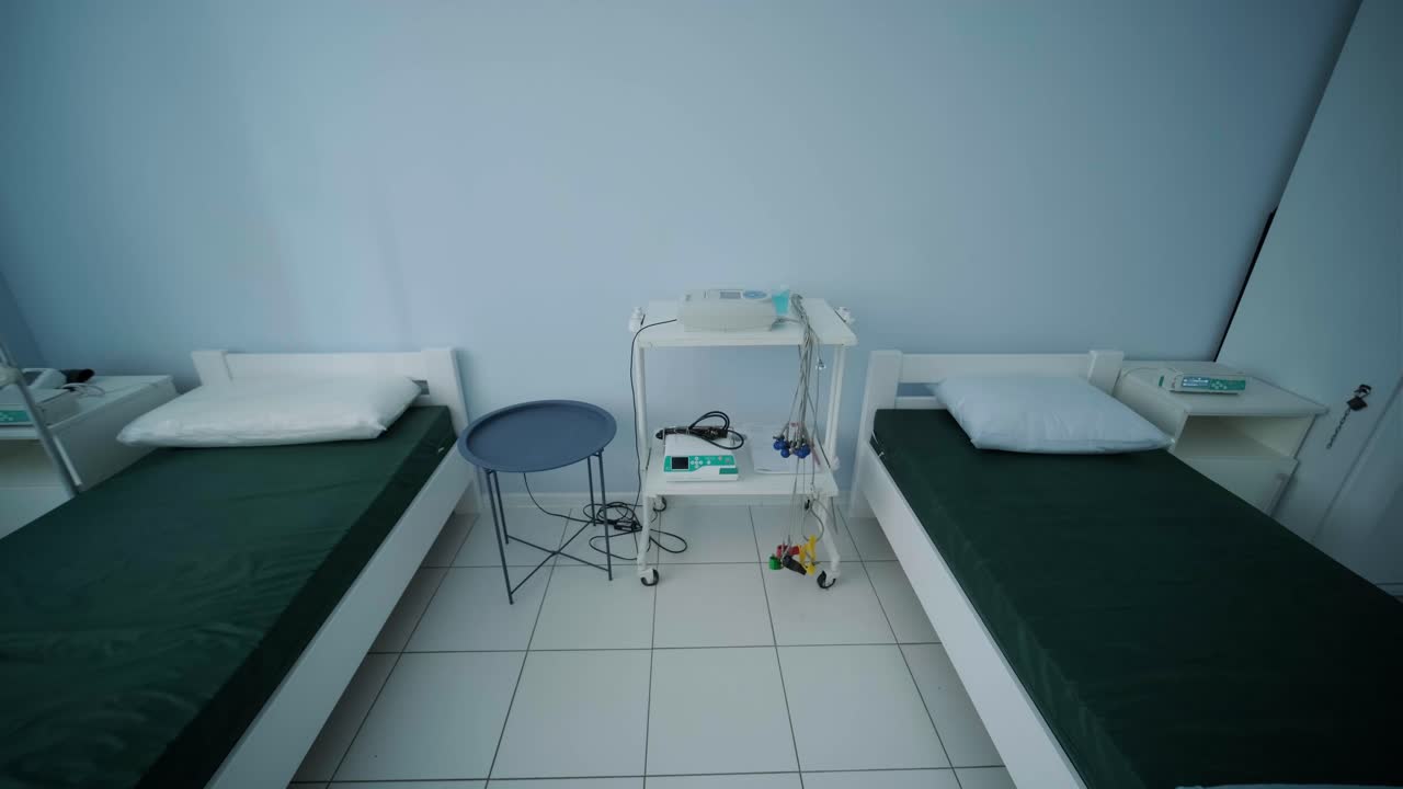 큰 창고에는 자동 게이트가 있습니다. 게이트는 큰 트럭에서 화물을 로딩하는 데 사용됩니다.