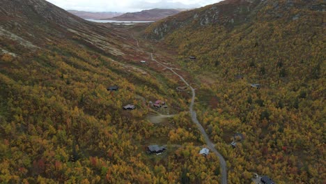 Imágenes-De-Drones-De-Una-Zona-Montañosa-En-Otoño-En-El-Sur-De-Noruega-Con-Muchas-Cabañas-De-Montaña-Y-Un-Lago-De-Montaña