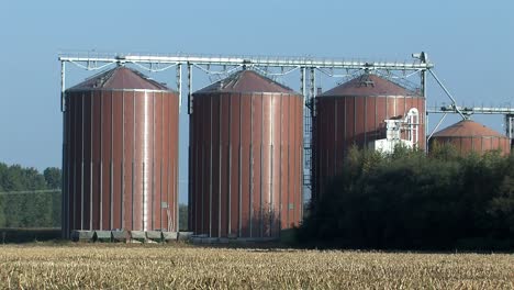 silos de granja moderna en la parte norte de alemania cerca de vechta